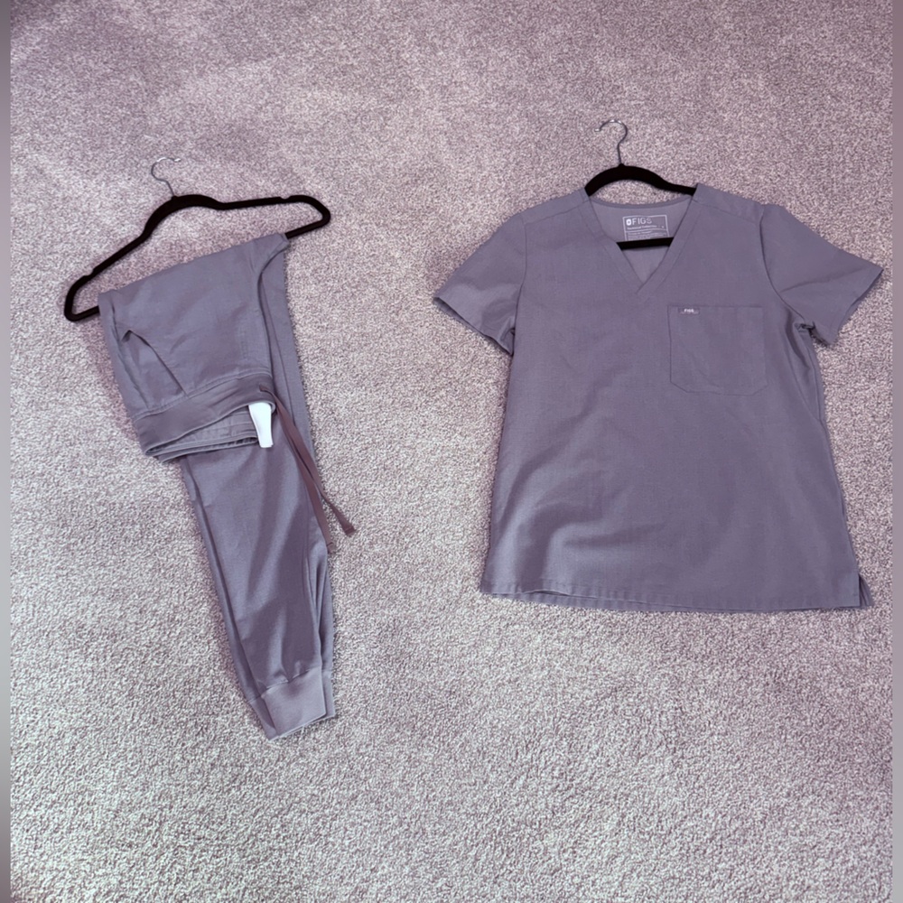 Figs Women’s Gray V-Neck Short Sleeve Tee and Jogger Pant Set
